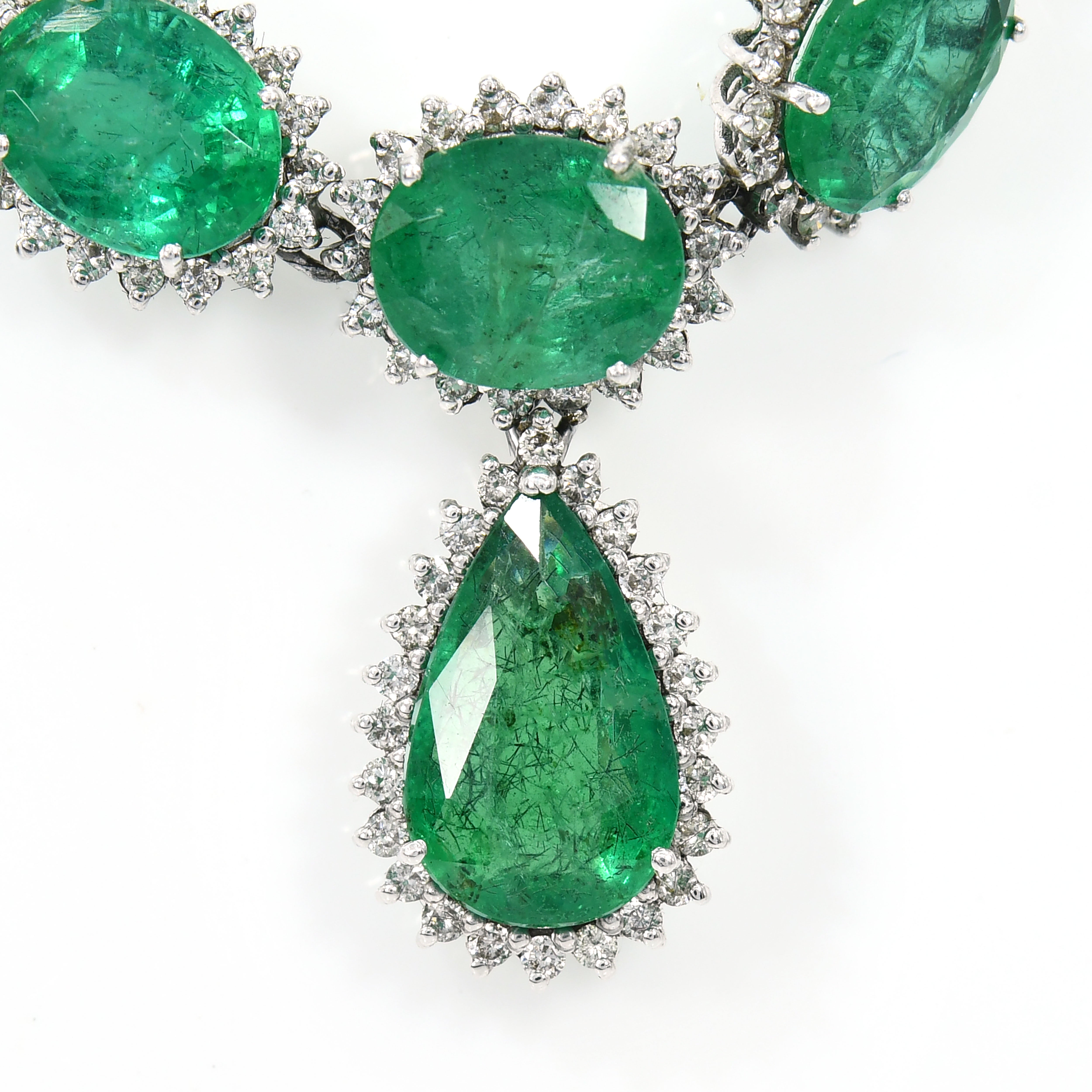 18k White Gold Emerald Teardrop Jewellery Set