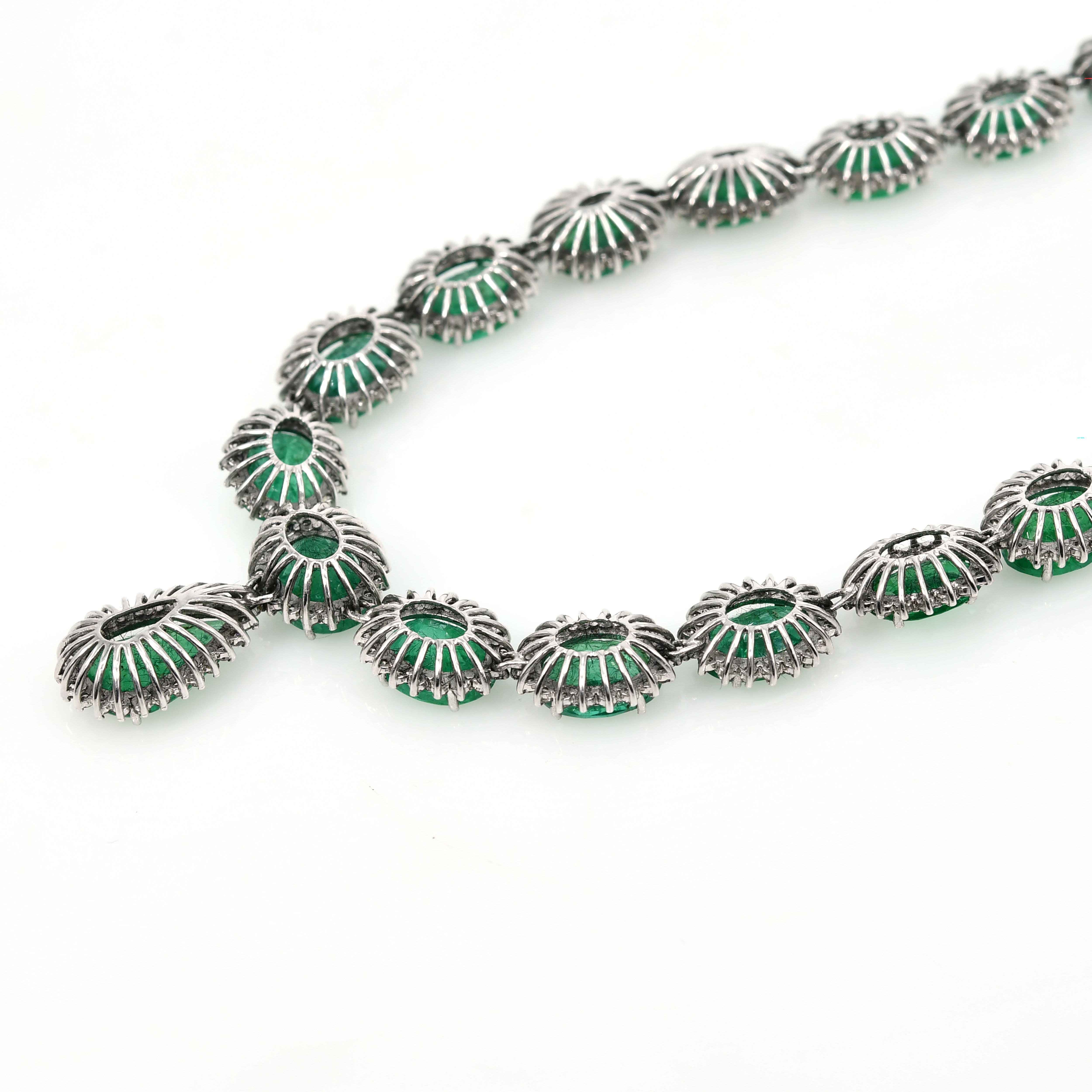 18k White Gold Emerald Teardrop Jewellery Set