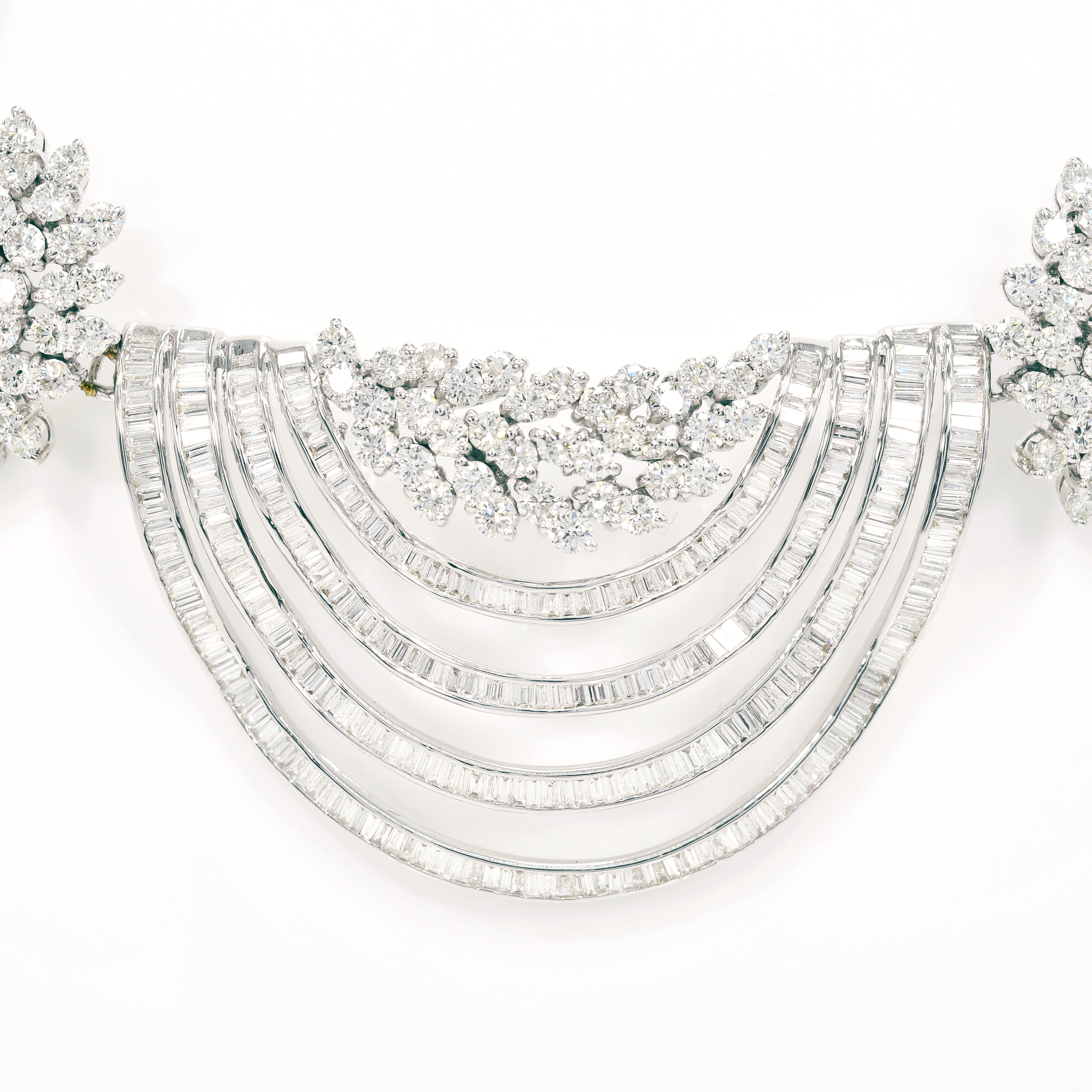 18k White Gold Round & Baguette Diamonds Jewellery Set